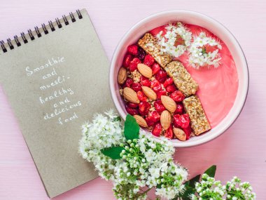 Berry güler yüzlü ve fındıklı müsli