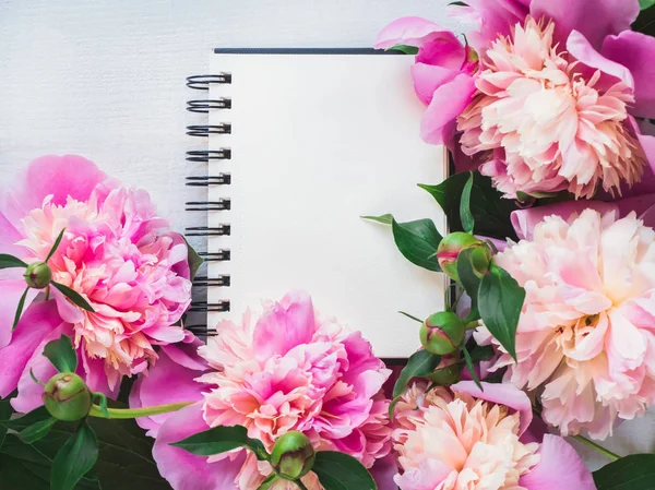 Blommönster Från Blommande Pion Blommor Och Skissbok Med Tom Sida — Stockfoto