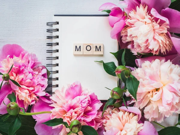 Page Blanche Carnet Avec Mot Mom Pour Inscription Salutation Sur — Photo