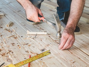 Güçlü erkekler ellerini ve ahşap yapım aşamasında evin içinde ile çalışan araçlar. İnşaat ve onarım kavramı