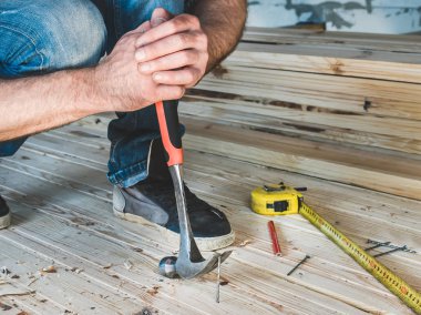 Güçlü erkekler ellerini ve ahşap yapım aşamasında evin içinde ile çalışan araçlar. İnşaat ve onarım kavramı