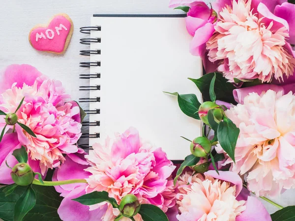 Galletas Brillantes Rosadas Forma Corazón Con Palabra Mom Cuaderno Bocetos —  Fotos de Stock