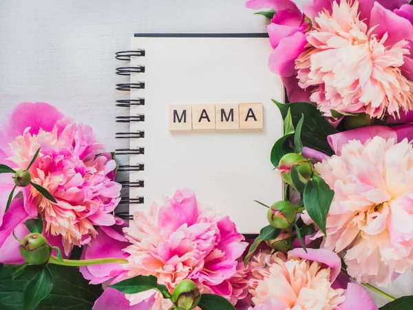 Página Branco Caderno Com Palavra Mama Para Inscrição Saudação Fundo — Fotografia de Stock