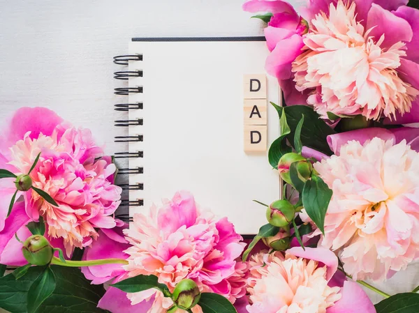 Página Blanco Del Cuaderno Para Felicitar Padre Fondo Las Flores —  Fotos de Stock