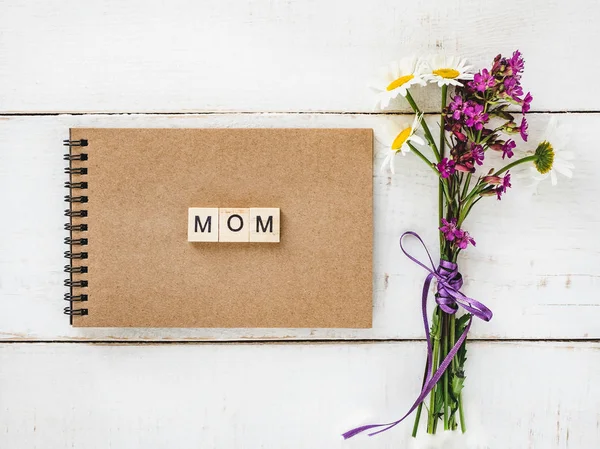 Notepad Wooden Letters Alphabet Word Mom Bouquet Wildflowers White Vintage — Stock Photo, Image