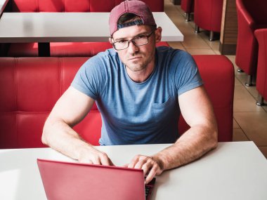 Bilgisayarda çalışan adam