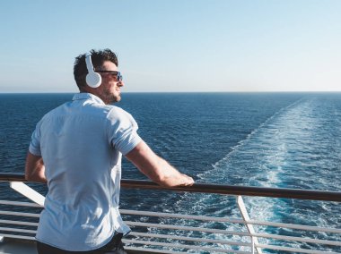 Adam bir yolcu gemisi güvertede