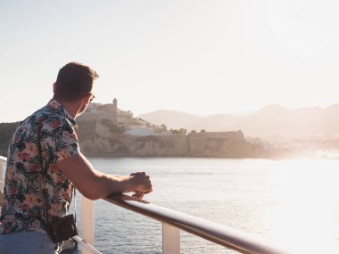 Vintage bir kamera ile çekici adam