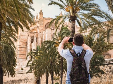 Şık, mutlu bir adam ile bir smartphone