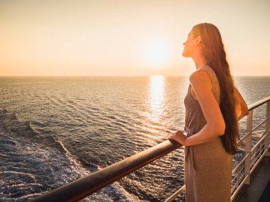 Boş bir güverte üzerinde şık kadın