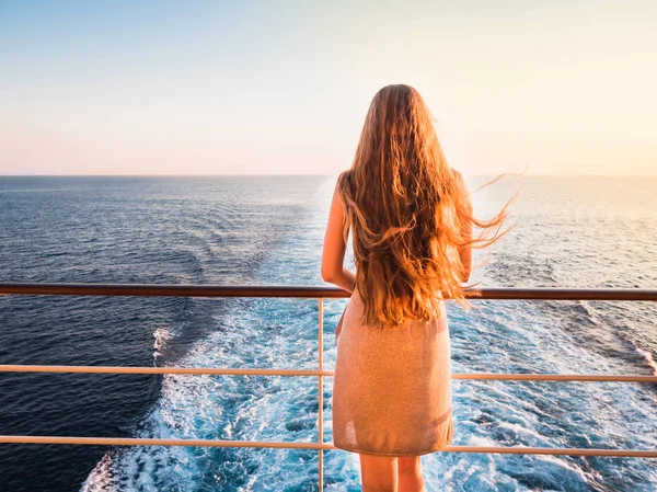 Mujer con estilo en una cubierta vacía — Foto de Stock