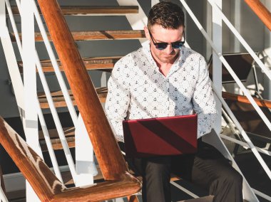 Dizüstü bilgisayar ile şık, çekici adam