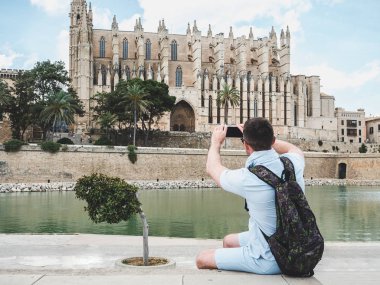 Şık, mutlu bir adam ile bir smartphone