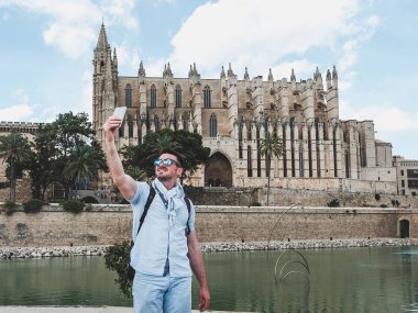 Şık, mutlu bir adam ile bir smartphone