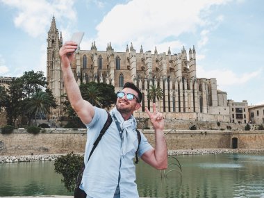 Şık, mutlu bir adam ile bir smartphone