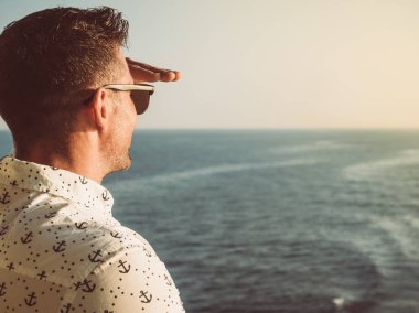 Beyaz tişörtlü çekici adam