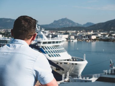 Üst güvertede çekici adam