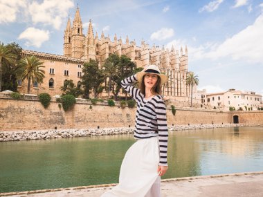 Palmiye ağaçları, nehir ve tarihi binaların zemin üzerine şık, güzel bir kadın. İspanya, Palma de Mallorca