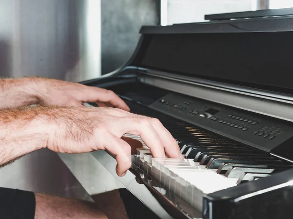 Männerhände Und Klavier Nahaufnahme Konzept Der Klassischen Musik — Stockfoto