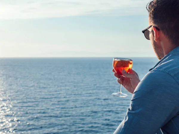 Atrakcyjne Stylowe Człowieka Okulary Posiadający Piękny Różowy Koktajlu Pokładzie Statku — Zdjęcie stockowe