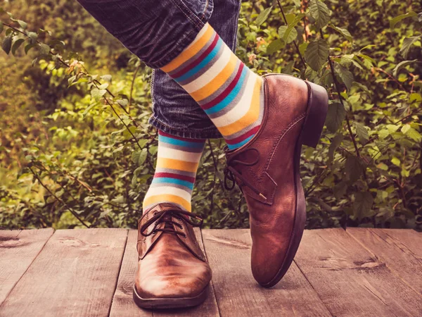 Büroleiter Schicken Schuhen Blauen Jeans Und Hellen Bunten Socken Vor — Stockfoto