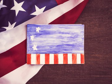 Boş bir arka plan üzerinde yazıtlar ABD bayrağı ve bir antika ahşap yüzey için davetiye. Üstten Görünüm, yakın çekim. Tatil için hazırlanıyor