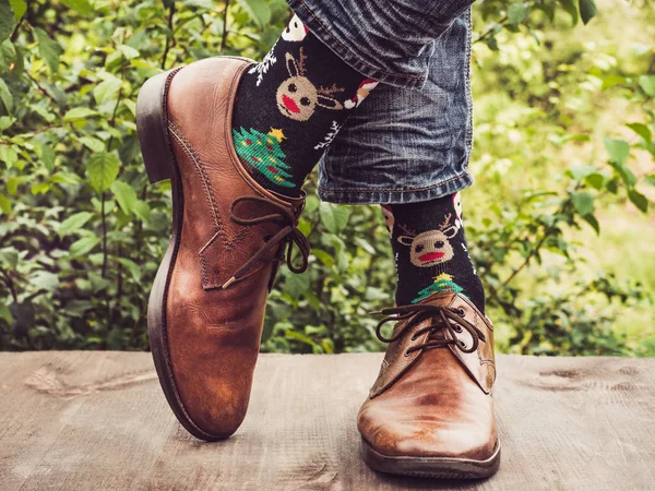 Αντρικά Πόδια Κομψά Παπούτσια Φωτεινό Ποικιλόχρωμος Κάλτσες Μοτίβα Χριστουγέννων Και — Φωτογραφία Αρχείου