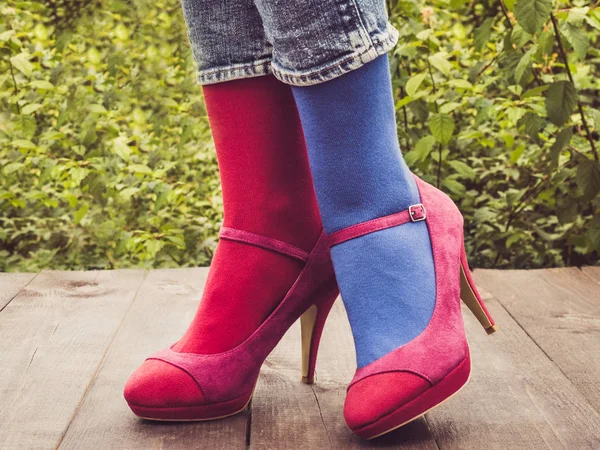 Γυναικεία Πόδια Κομψά Παπούτσια Φωτεινό Διαφοροποιημένα Πολύχρωμες Κάλτσες Στην Ξύλινη — Φωτογραφία Αρχείου