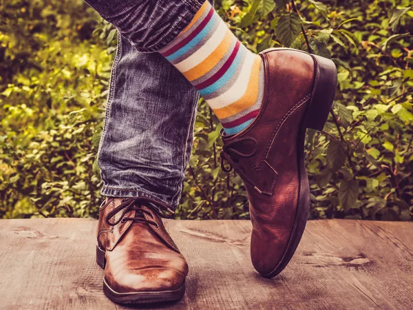 Мужские Ноги Стильной Обуви Яркие Разноцветные Носки Рождественскими Новогодними Узорами — стоковое фото