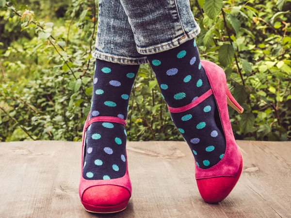 Γυναικεία Πόδια Κομψά Παπούτσια Φωτεινό Διαφοροποιημένα Πολύχρωμες Κάλτσες Στην Ξύλινη — Φωτογραφία Αρχείου