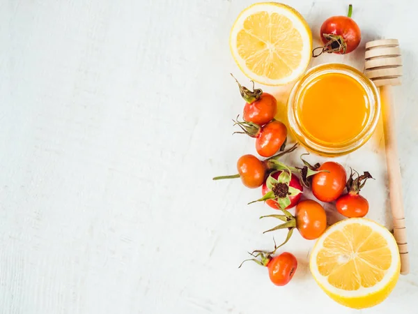 Friss sárga citrom, kancsó, a méz és a piros bogyós gyümölcsök — Stock Fotó
