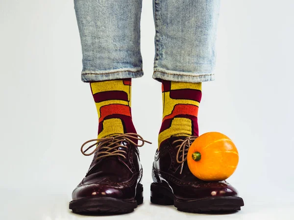 Красивые Тыквы Мужские Ноги Стильной Винтажной Обуви Ярких Разноцветных Носках — стоковое фото