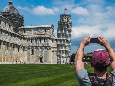 Pisa Kulesi üzerinde güneşli, fotoğrafını çekmek bir telefon ile şık adam gün temizleyin. Kavramı rekreasyon, seyahat ve Turizm