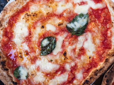 Taze, güzel kokulu Napoliten pizza domates ve peynir. Yakın çekim, üstten görünüm. Lezzetli yemek kavramı