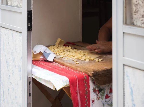 Geleneksel ev yapımı makarna bir ahşap tahta üzerinde. Orecchiette Bari, İtalya. Lezzetli yemekler kavramı
