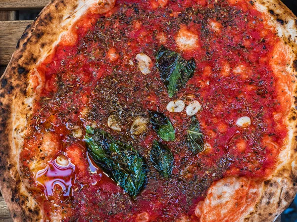 Taze, güzel kokulu Napoliten pizza domates ve peynir. Yakın çekim, üstten görünüm. Lezzetli yemek kavramı