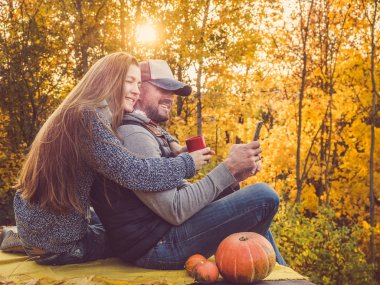 Çekici bir adam ve bir cep telefonu tutan şık kadın