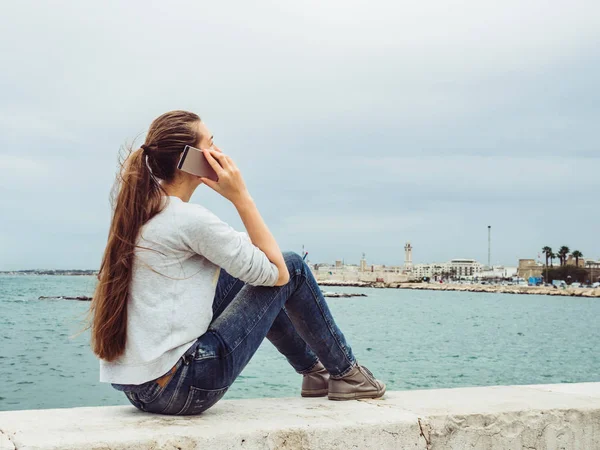 Mujer Linda Moda Con Teléfono Fondo Las Olas Del Mar — Foto de Stock