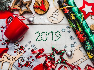 Mutlu yeni yıl tebrik kartı. Renkli Noel süsleri
