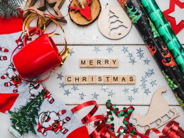 Noel kartı. Renkli Noel süsleri ve ABD bayrağı çizim oyuncak, Noel Baba, kırmızı kupa ve şerit beyaz, ahşap yüzeyi ile çorap sıcak. Mutlu Noeller! Görünümü, yakın çekim top, yat