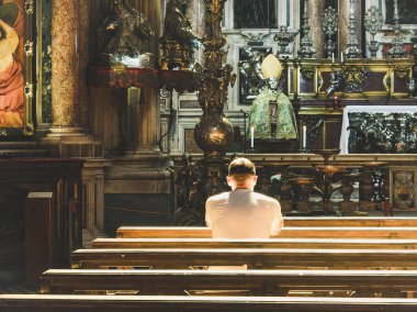Genç adam tek başına bir eski, eski tapınakta dua