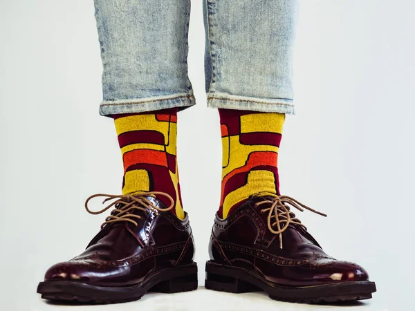 Чоловічі ноги, стильне взуття та смішні шкарпетки . — стокове фото