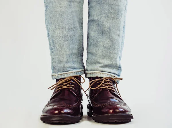 Мужские ноги, стильная обувь и смешные газировки . — стоковое фото