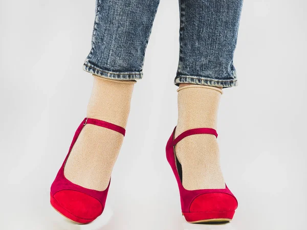 Γυναικεία Πόδια Κομψό Ροζ Παπούτσια Λευκό Φόντο Απομονωμένες Γκρο Πλαν — Φωτογραφία Αρχείου
