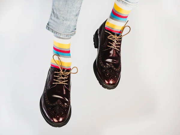 Мужские ноги в ярких, полосатых, разноцветных носках — стоковое фото