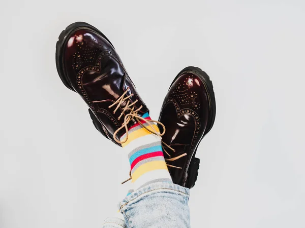 Mens pernas em brilhante, listrado, meias multi-coloridas — Fotografia de Stock