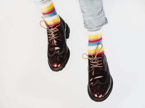 Pernas Masculinas Meias Brilhantes Listradas Multicoloridas Sapatos Vintage Elegantes Fundo — Fotografia de Stock