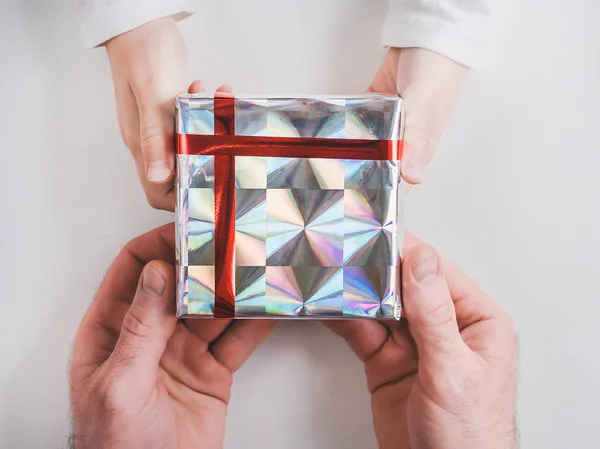 Caja Brillante Con Regalo Atado Con Una Cinta Las Manos — Foto de Stock