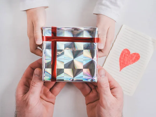 Caja Brillante Con Regalo Atado Con Una Cinta Las Manos — Foto de Stock