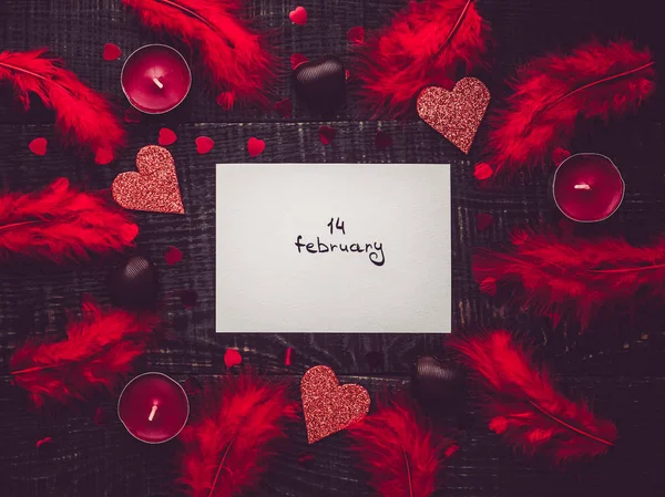 ビンテージの表面に手書きの碑文 ピンクの羽とお菓子が付いているノートの挨拶 フラットはレイ クローズ アップ バレンタインのグリーティング カード 愛する人や親戚 同僚へのお祝い — ストック写真